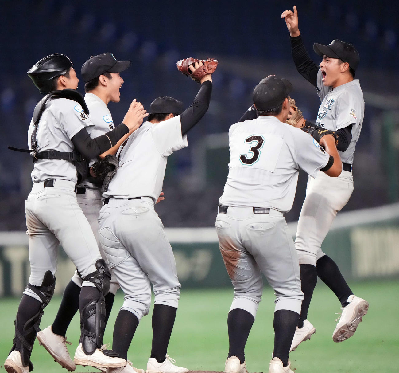 世田谷西リトルシニア対旭川大雪ボーイズ　優勝し喜びを爆発させる世田谷西リトルシニアナイン（撮影・小島史椰）