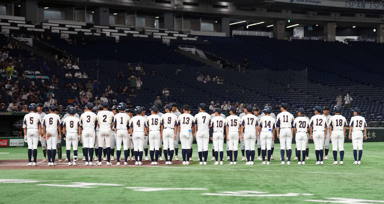 世田谷西リトルシニア対旭川大雪ボーイズ　試合終了後に整列する両チーム（撮影・小島史椰）
