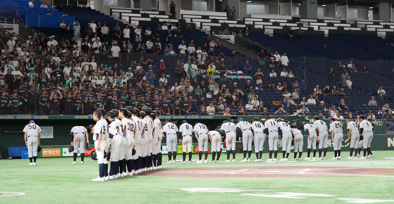 世田谷西リトルシニア対旭川大雪ボーイズ　試合終了後にスタンドにあいさつをする両チーム（撮影・小島史椰）