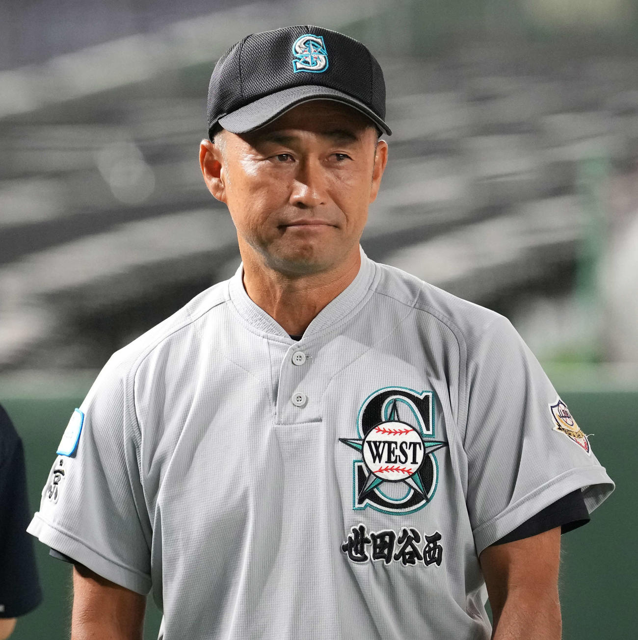 世田谷西リトルシニア対旭川大雪ボーイズ　優勝しインタビューを受ける世田谷西リトルシニア・吉田監督（撮影・小島史椰）