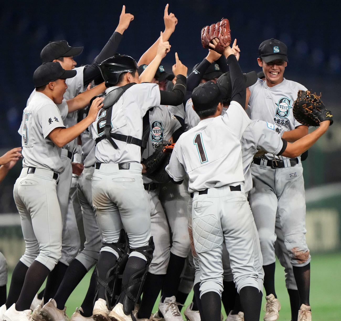 世田谷西リトルシニア対旭川大雪ボーイズ　優勝し喜びを爆発させる世田谷西リトルシニアナイン（撮影・小島史椰）