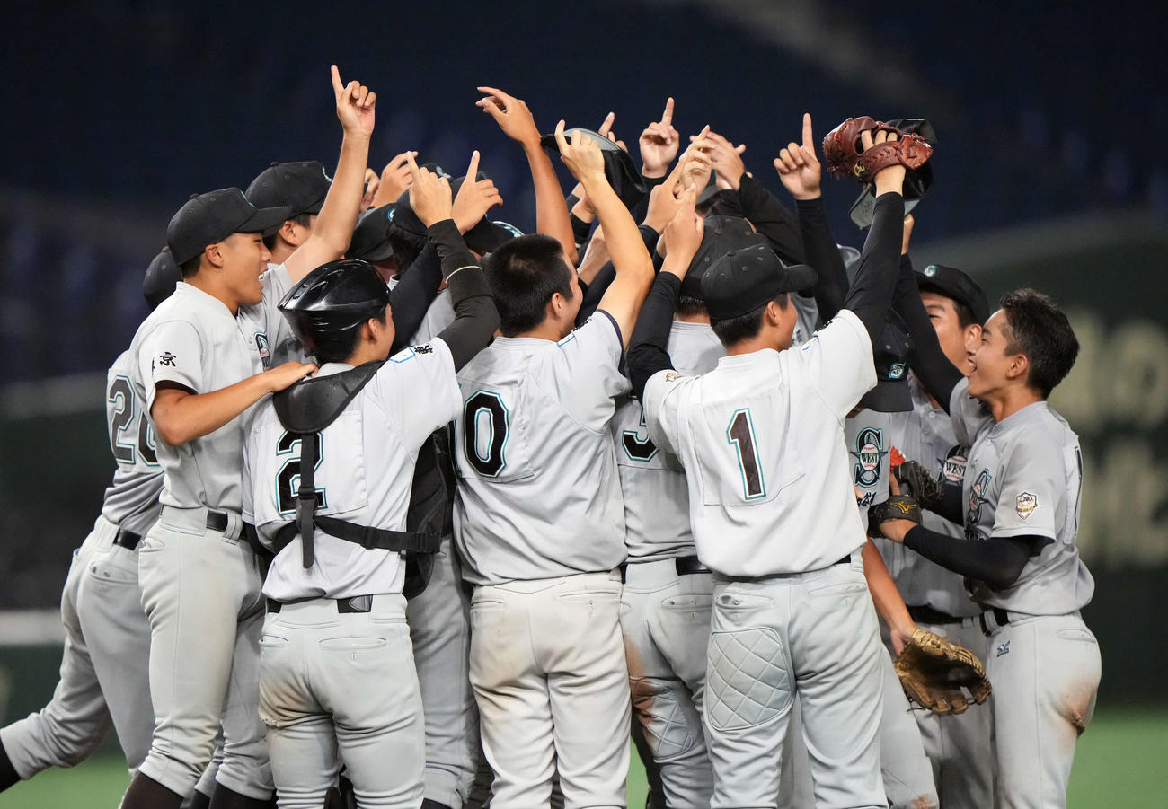 世田谷西リトルシニア対旭川大雪ボーイズ　優勝し喜びを爆発させる世田谷西リトルシニアナイン（撮影・小島史椰）