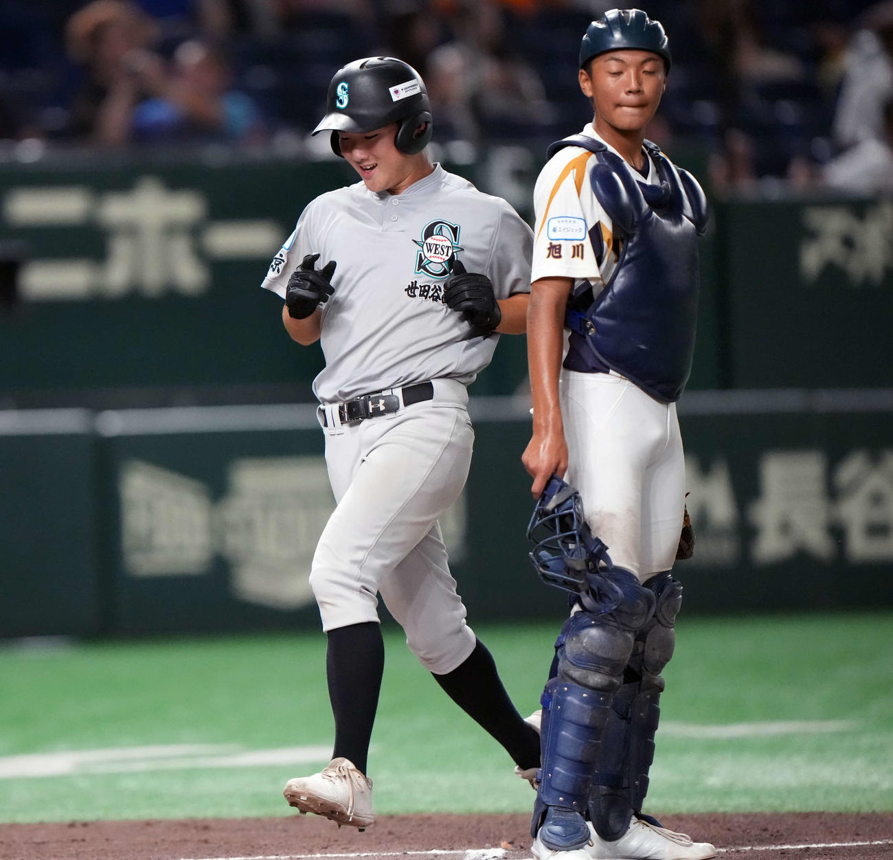 世田谷西リトルシニア対旭川大雪ボーイズ　3回表世田谷西リトルシニア2死満塁、原の三ゴロを高橋は後逸し、生還する元木（左）（撮影・小島史椰）