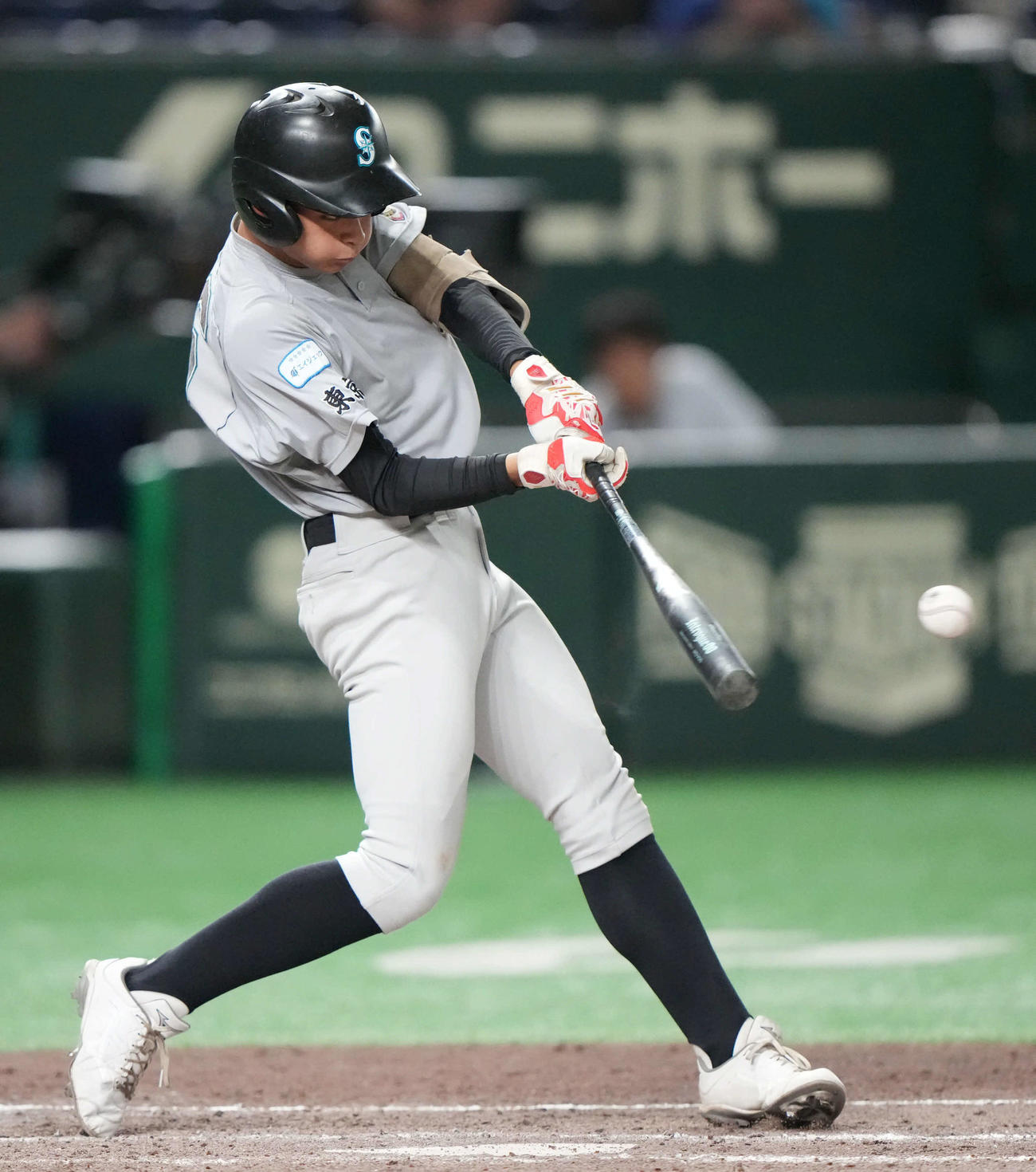 世田谷西リトルシニア対旭川大雪ボーイズ　4回表世田谷西リトルシニア1死一、二塁、2点中前適時打を放つ川村（撮影・小島史椰）