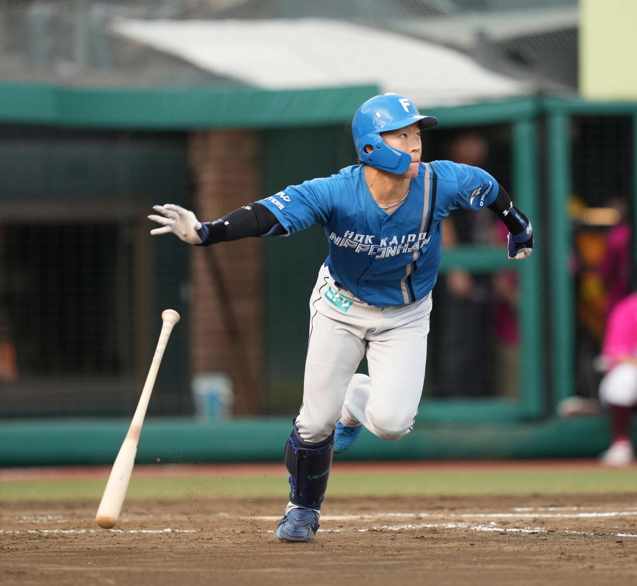 楽天対日本ハム　3回表日本ハム1死一、二塁、適時三塁打を放つ矢沢（撮影・井上学）
