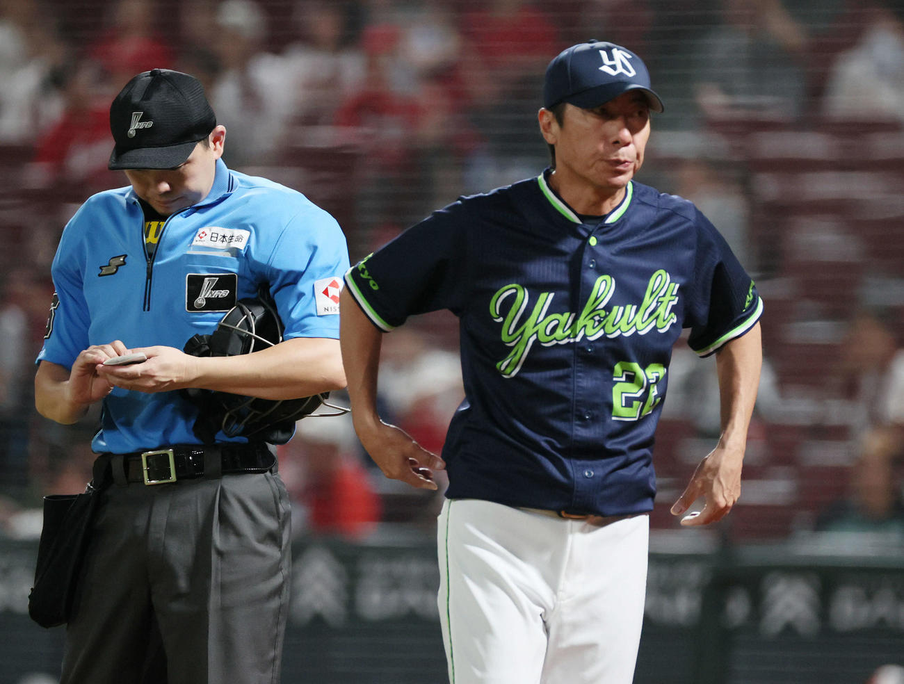 広島対ヤクルト　9回表終了時、交代を告げる高津監督（撮影・加藤孝規）