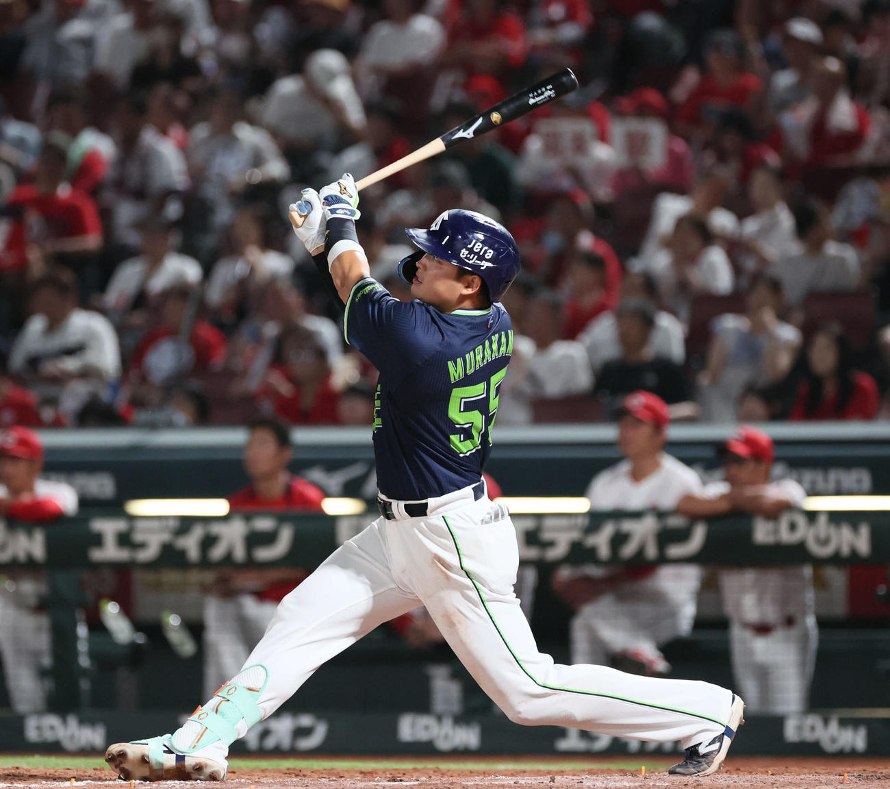 広島対ヤクルト　4回表ヤクルト1死一、二塁、村上は右越え3点本塁打を放つ（撮影・加藤孝規）