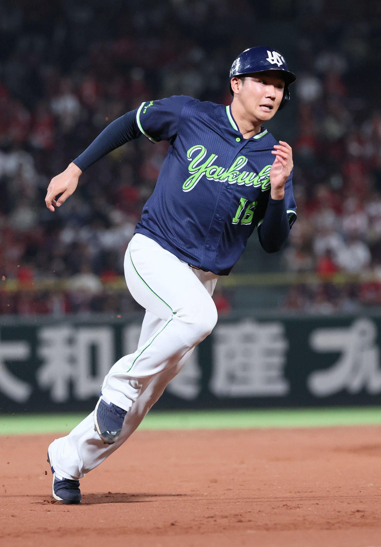 広島対ヤクルト　4回表ヤクルト1死一、二塁、内山の左前打で奥川は三塁へ（撮影・加藤孝規）