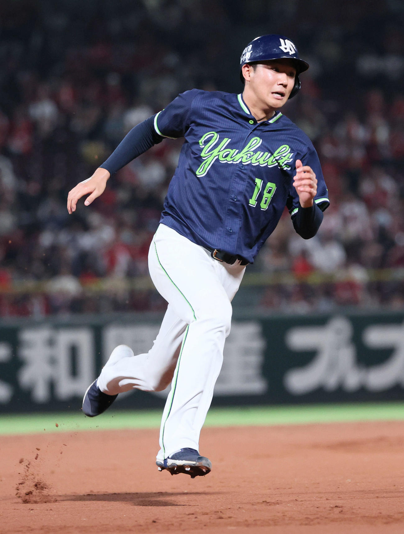 広島対ヤクルト　4回表ヤクルト1死一、二塁、内山の左前打で奥川は三塁へ（撮影・加藤孝規）