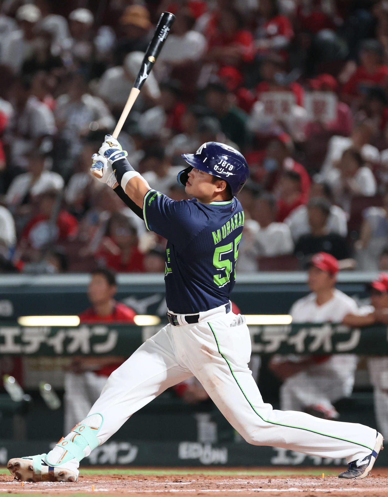広島対ヤクルト　4回表ヤクルト1死一、二塁、村上は右越え3点本塁打を放つ（撮影・加藤孝規）