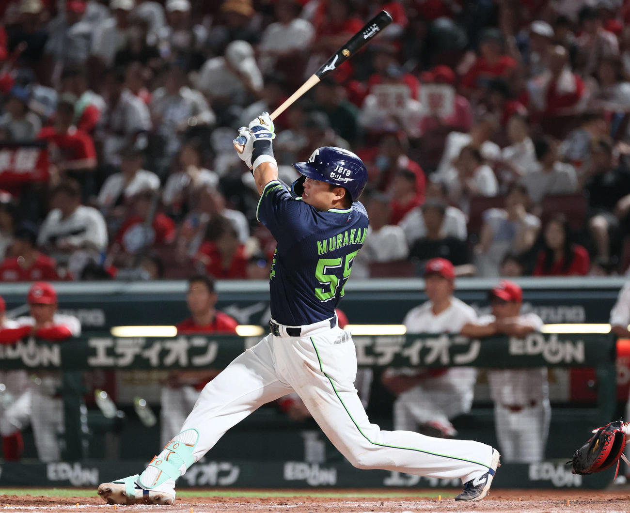 広島対ヤクルト　4回表ヤクルト1死一、二塁、村上は右越え3点本塁打を放つ（撮影・加藤孝規）
