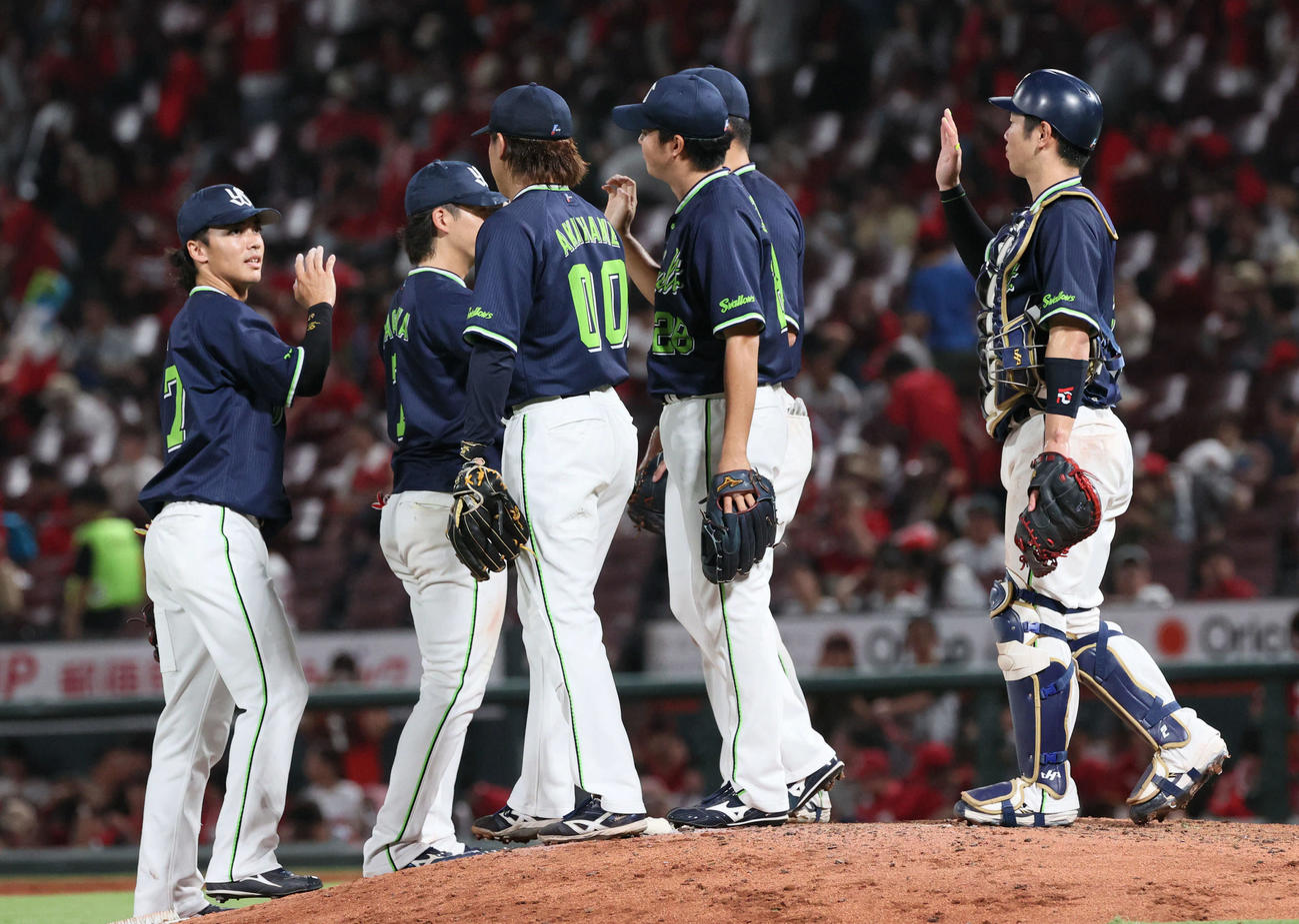 広島対ヤクルト　広島に快勝したヤクルトナイン（撮影・加藤孝規）