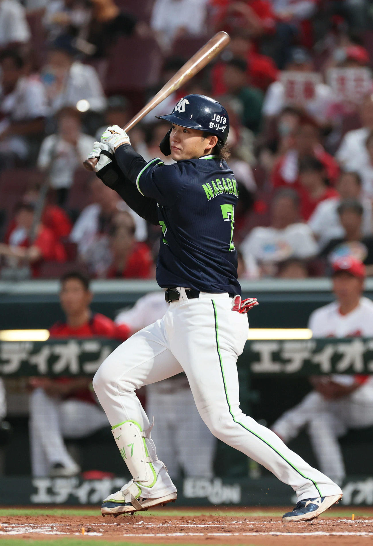 広島対ヤクルト　3回表ヤクルト無死、長岡は左二塁打を放つ（撮影・加藤孝規）