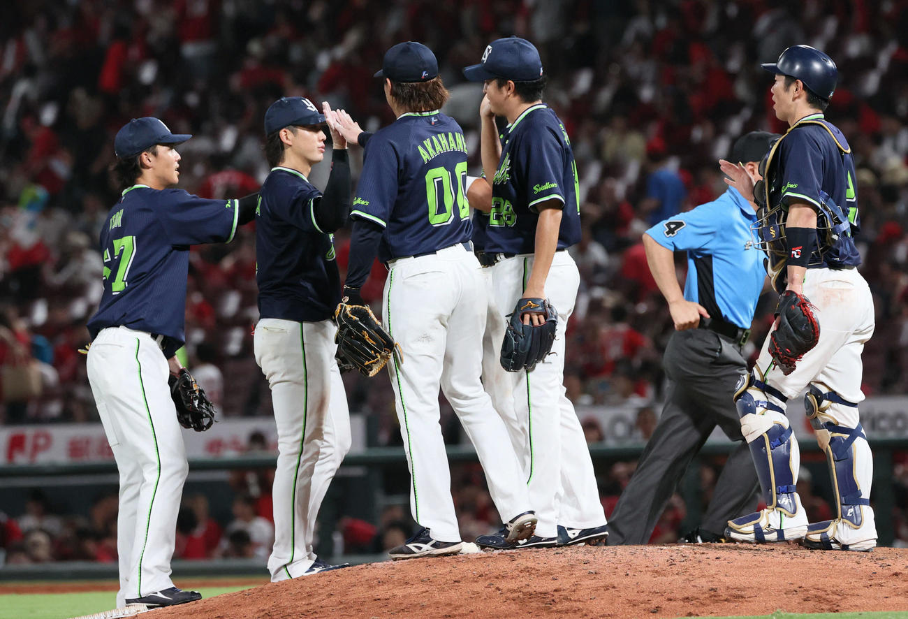 広島対ヤクルト　広島に快勝したヤクルトナイン（撮影・加藤孝規）