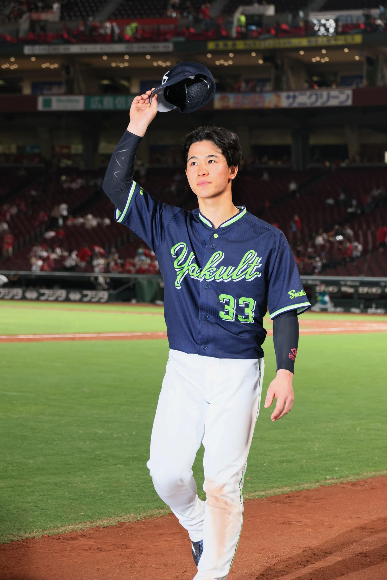 広島対ヤクルト　ファンの声援に応える内山（撮影・加藤孝規）