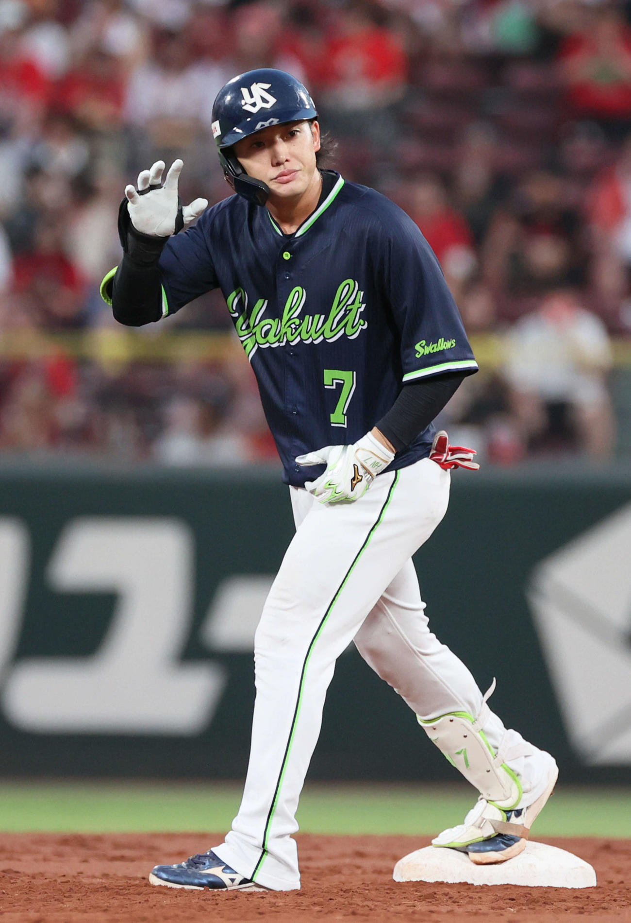 広島対ヤクルト　3回表ヤクルト無死、長岡は左二塁打を放つ（撮影・加藤孝規）