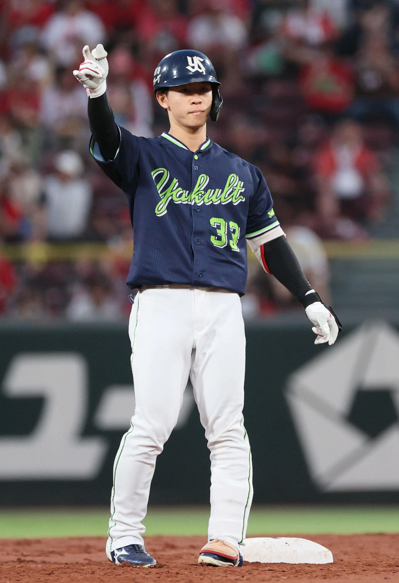 広島対ヤクルト　3回表ヤクルト無死二塁、内山は同点左適時二塁打を放つ（撮影・加藤孝規）