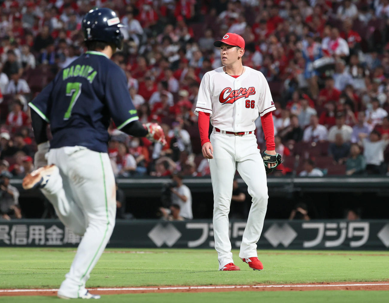 広島対ヤクルト　3回表ヤクルト無死二塁、内山に同点左適時二塁打を浴びた遠藤（撮影・加藤孝規）