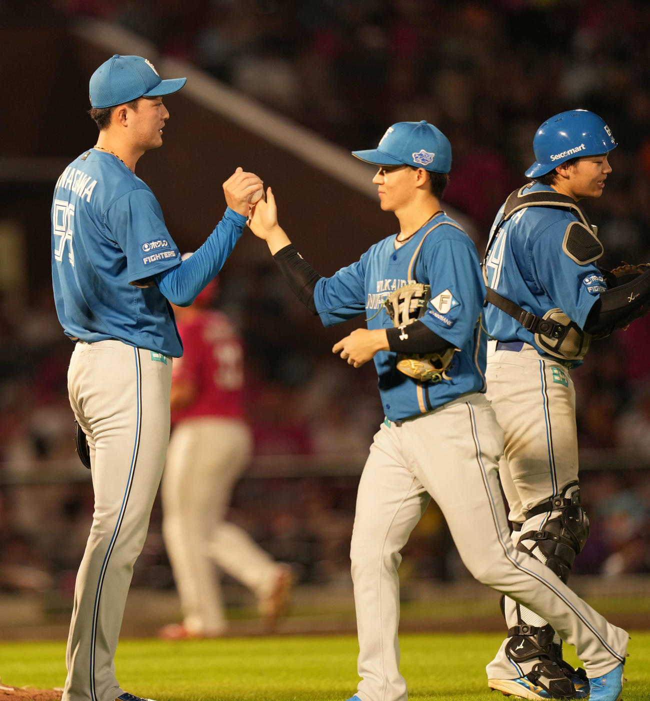 楽天対日本ハム　ウイニングボールを受け取る日本ハム柳川（左）（撮影・井上学）