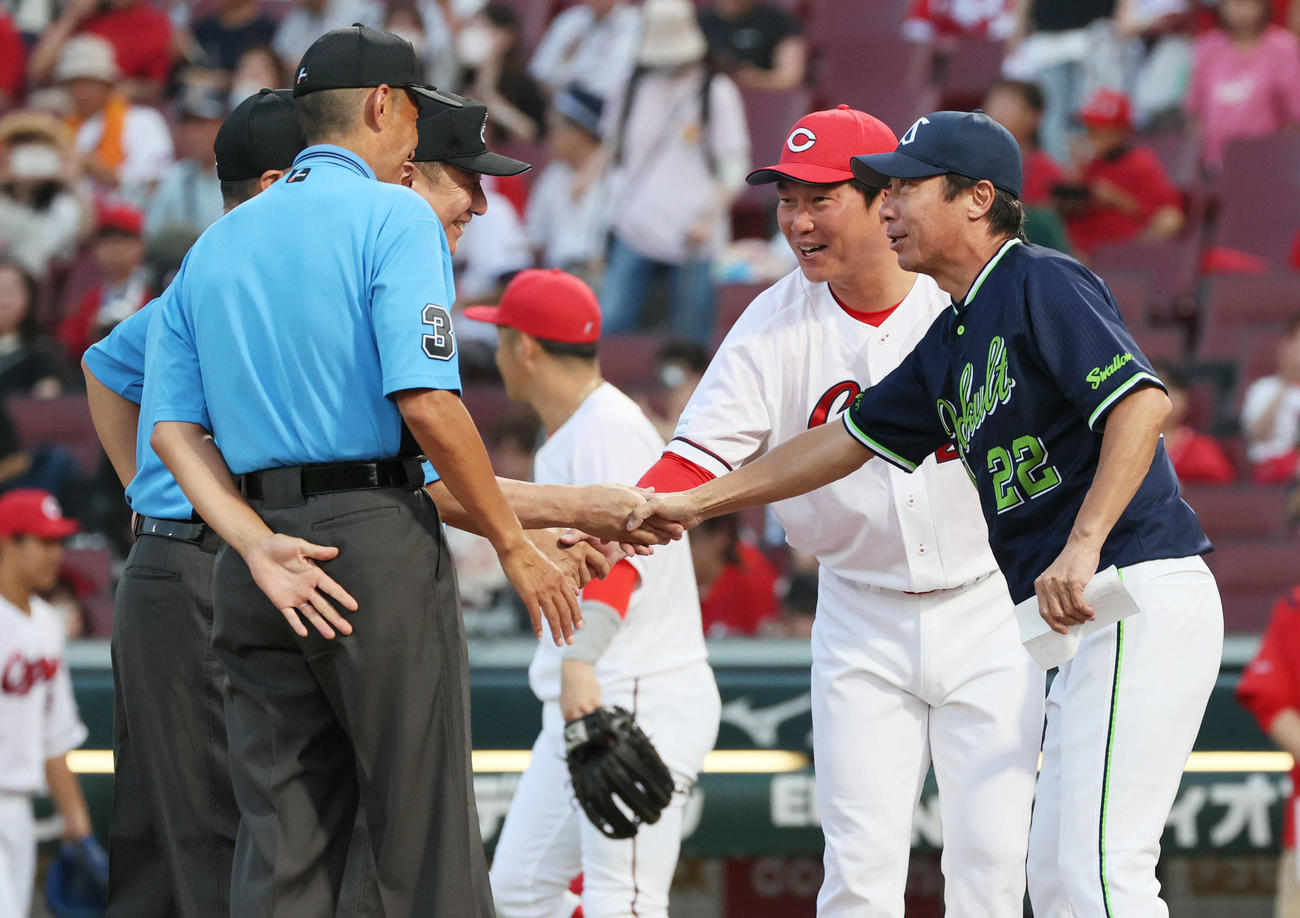 広島対ヤクルト　メンバー表交換する広島新井監督とヤクルト高津監督（撮影・加藤孝規）