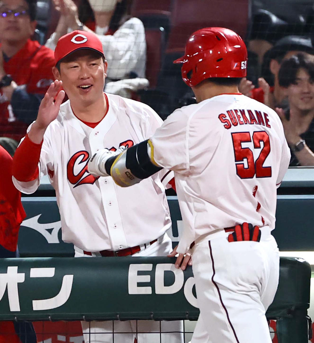 末包昇大を笑顔で出迎える新井貴浩監督（2025年撮影）