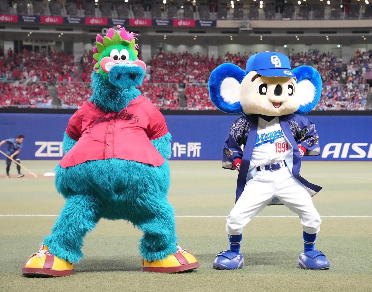 踊り王のコーナーで会場を盛り上げるスラィリー（左）とドアラ（撮影・森本幸一）