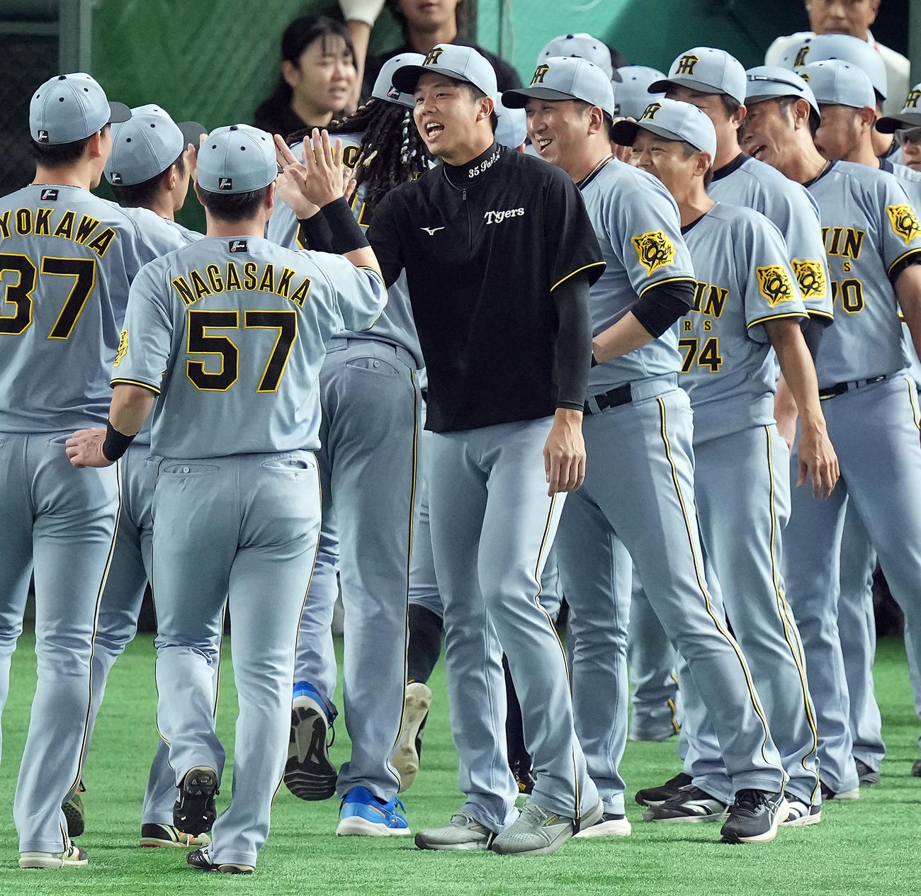 巨人対阪神　巨人に勝利しナインを迎える阪神才木（中央）。後方は藤川監督（2025年8月17日撮影）