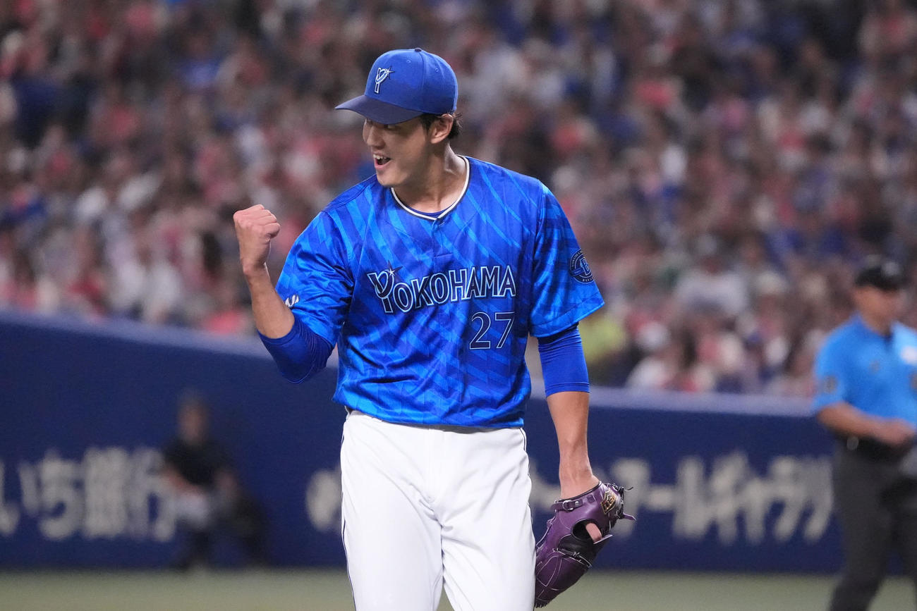 4回裏中日1死一、三塁、宇佐見を併殺打に打ち取りガッツポーズをする藤浪（2025年8月17日撮影）