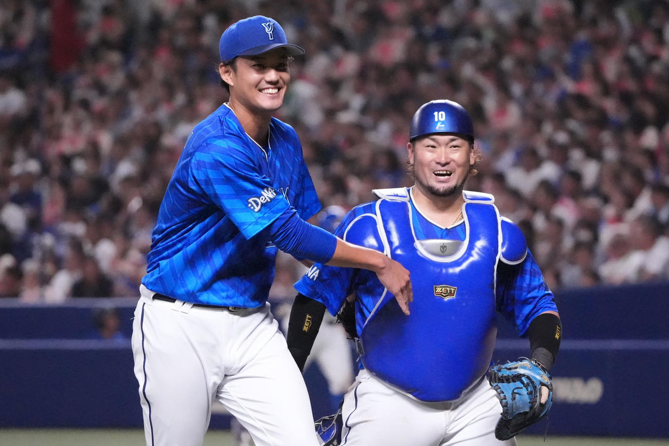 4回終了時、明るい表情でハグを交わしベンチへ戻る藤浪（左）と戸柱（2025年8月17日撮影）