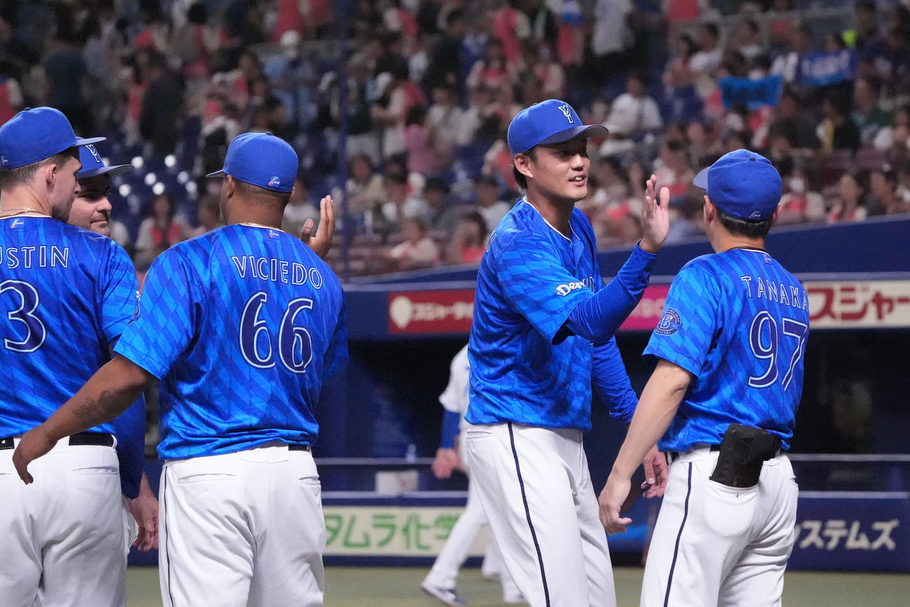 試合終了後、藤浪（右から2人目）はナインとタッチを交わす（2025年8月17日撮影）