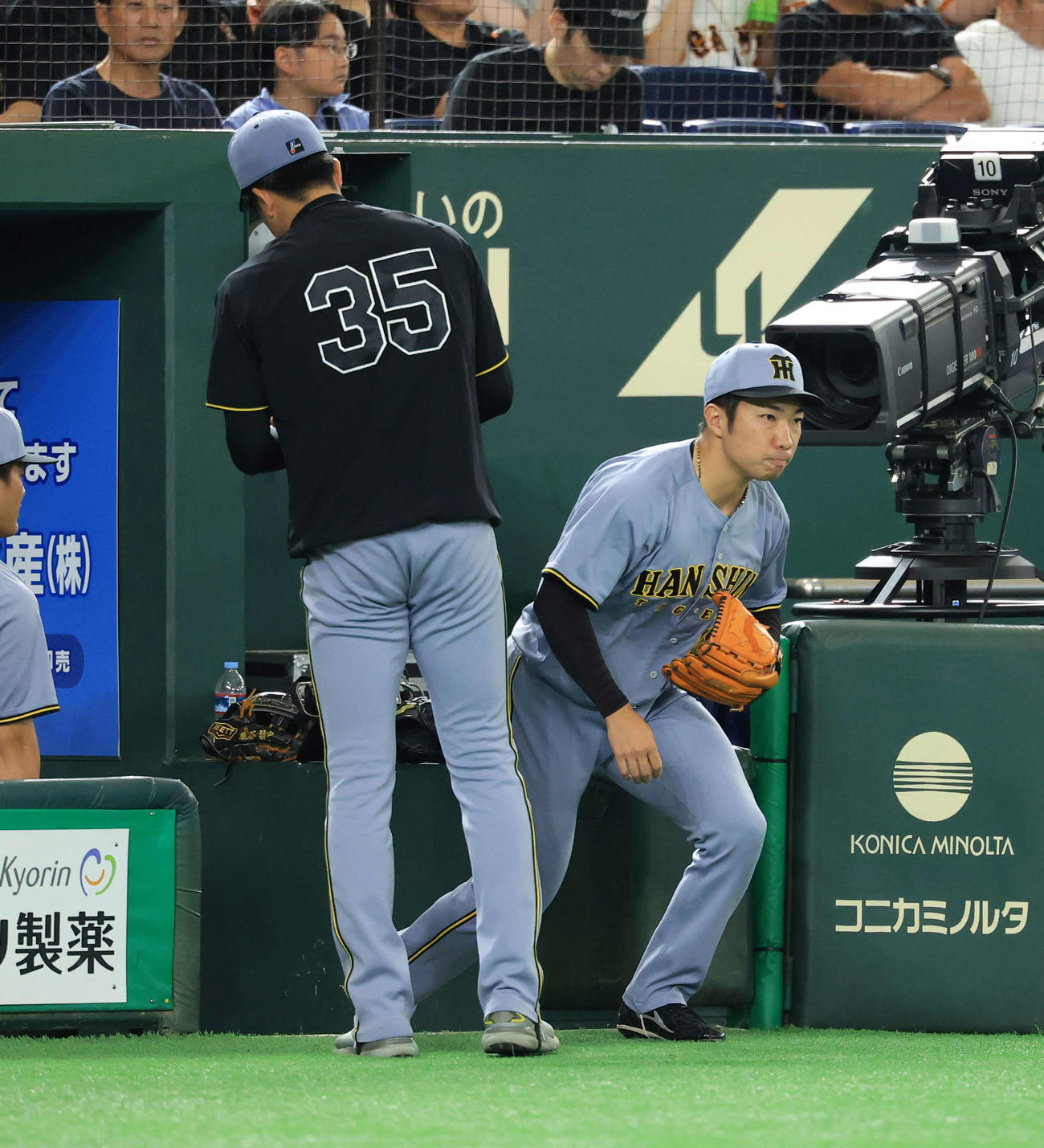 17日、巨人対阪神　8回裏巨人の攻撃で、才木（左）に拍手で送られグラウンドに出る石井