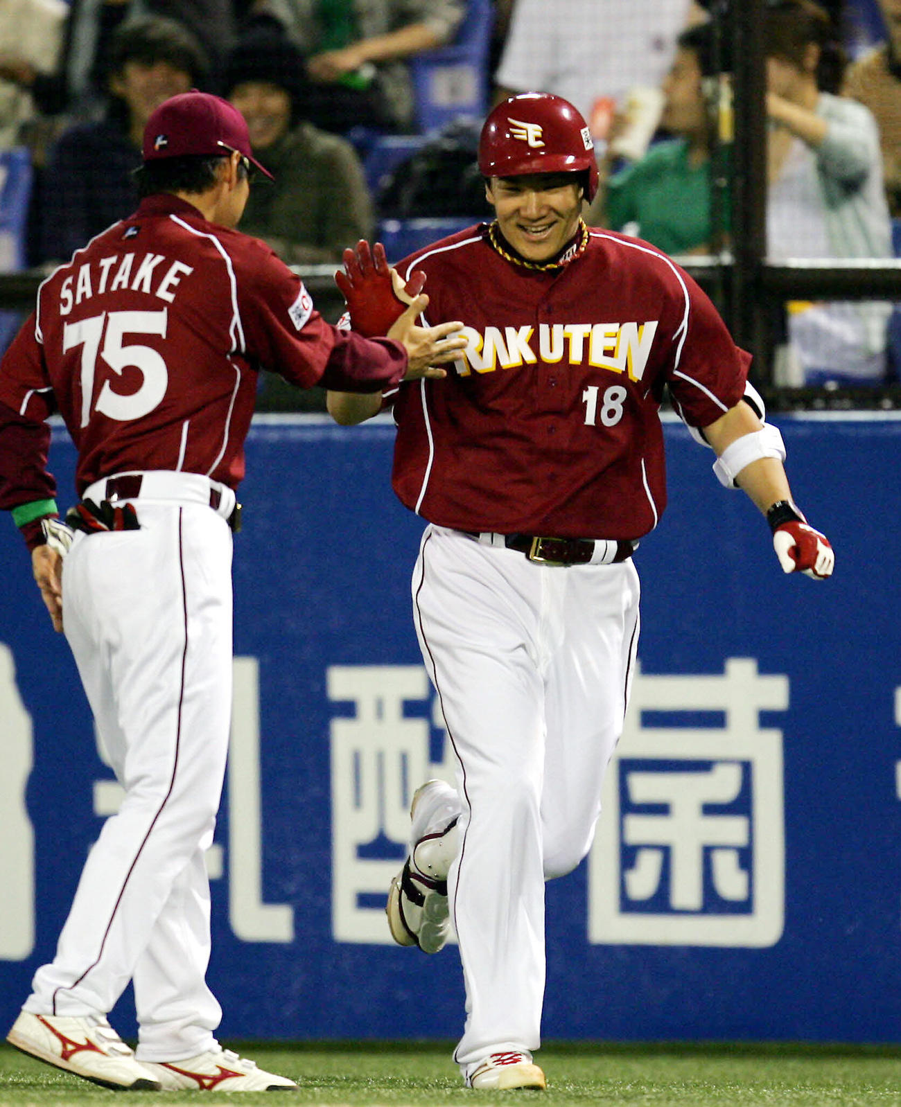 初打点を挙げた楽天田中将大は笑顔で佐竹学コーチとハイタッチ（2008年5月撮影）　