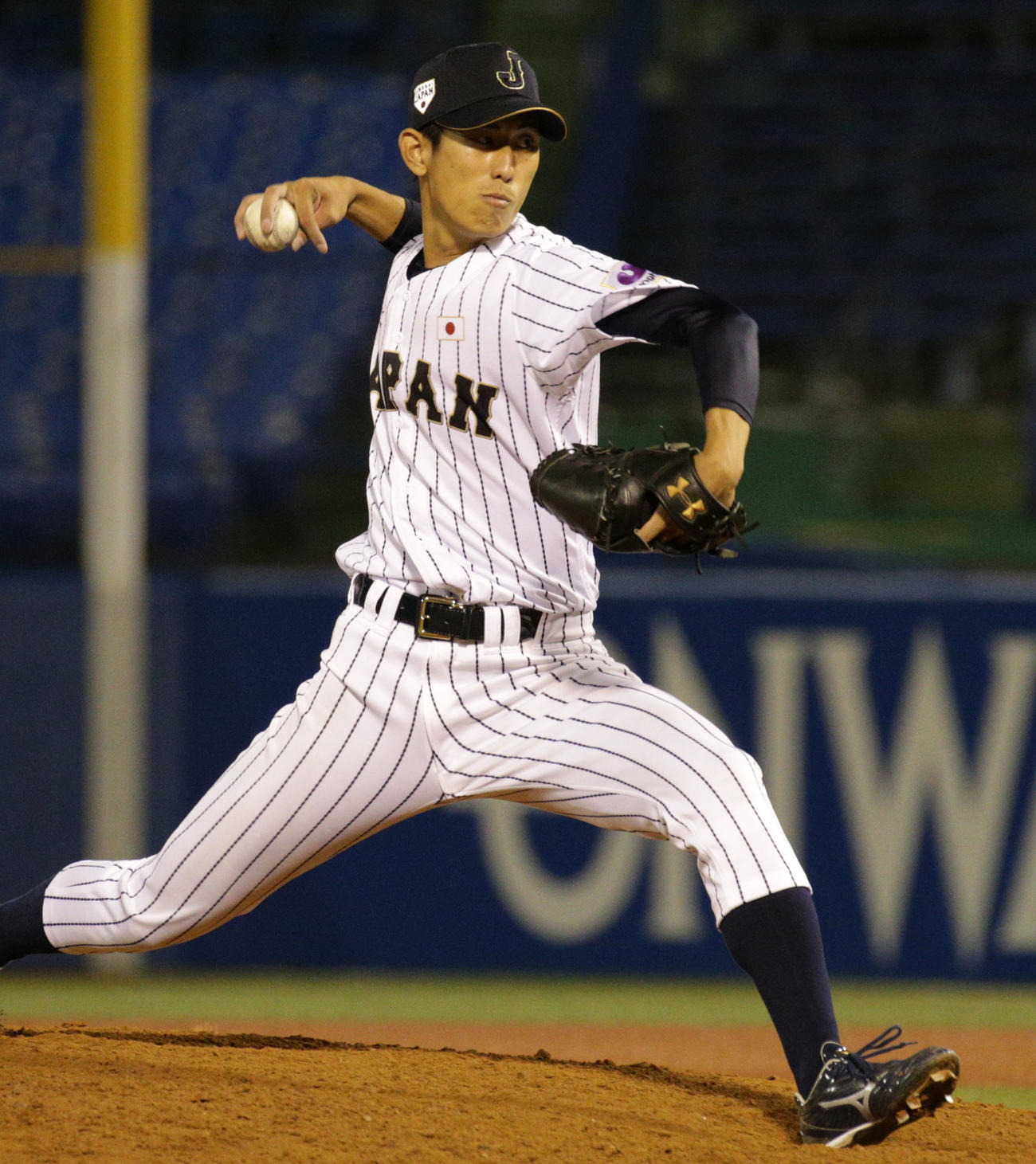日米大学野球選手権で力投する関大時代の吉川峻平（16年7月）