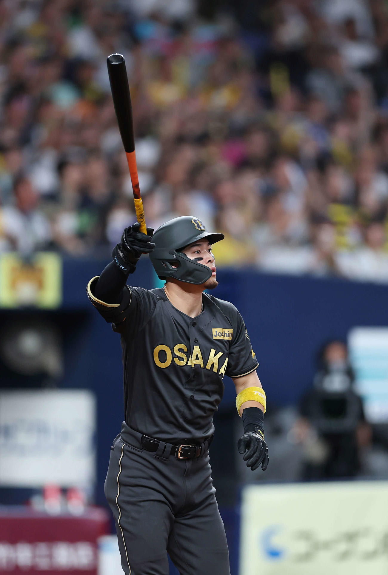 8日、ヤクルト戦で右越え先制本塁打を放つ佐藤輝