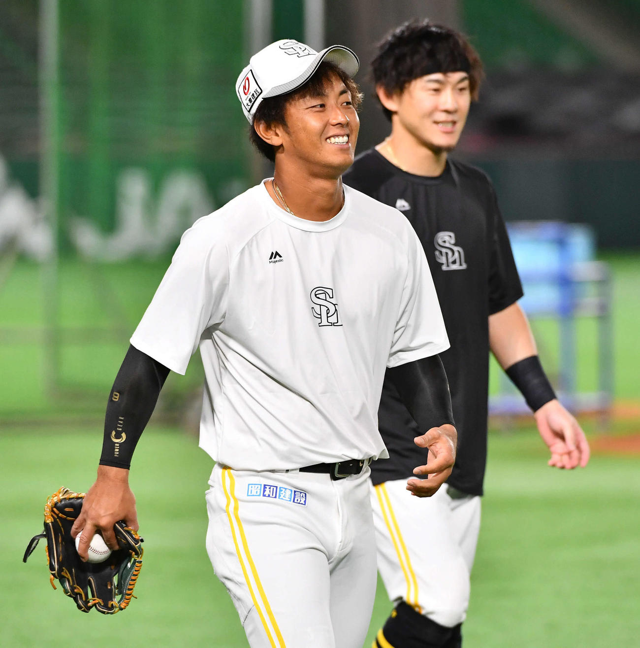 ソフトバンク対西武　1軍に合流した今宮（左）は牧原大と談笑する（撮影・岩下翔太）