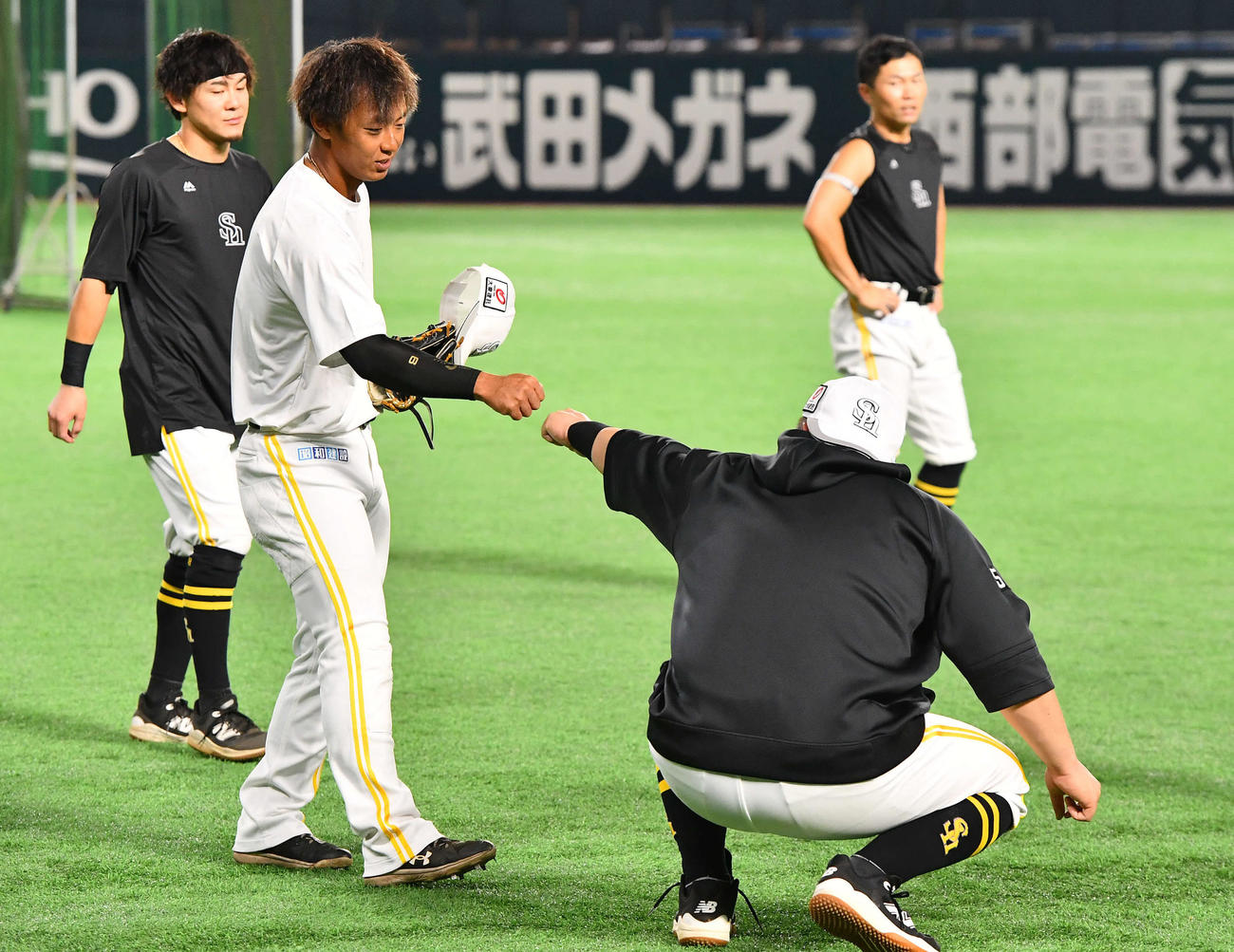 ソフトバンク対西武　1軍に合流した今宮（左から2人目）は山川とグータッチを交わす（撮影・岩下翔太）