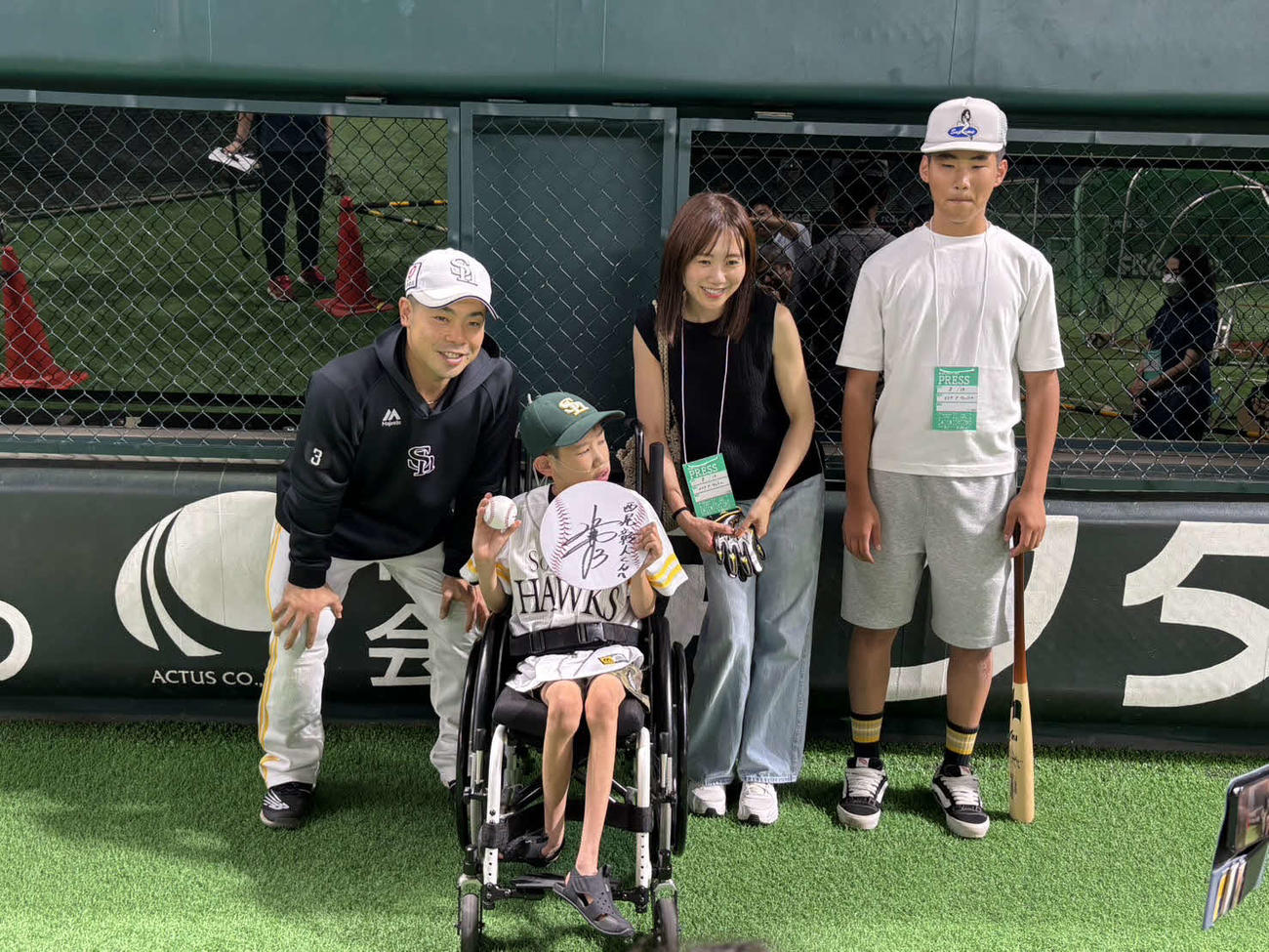 ソフトバンク近藤と記念写真を撮る西尾彰人くん（左から2人目）