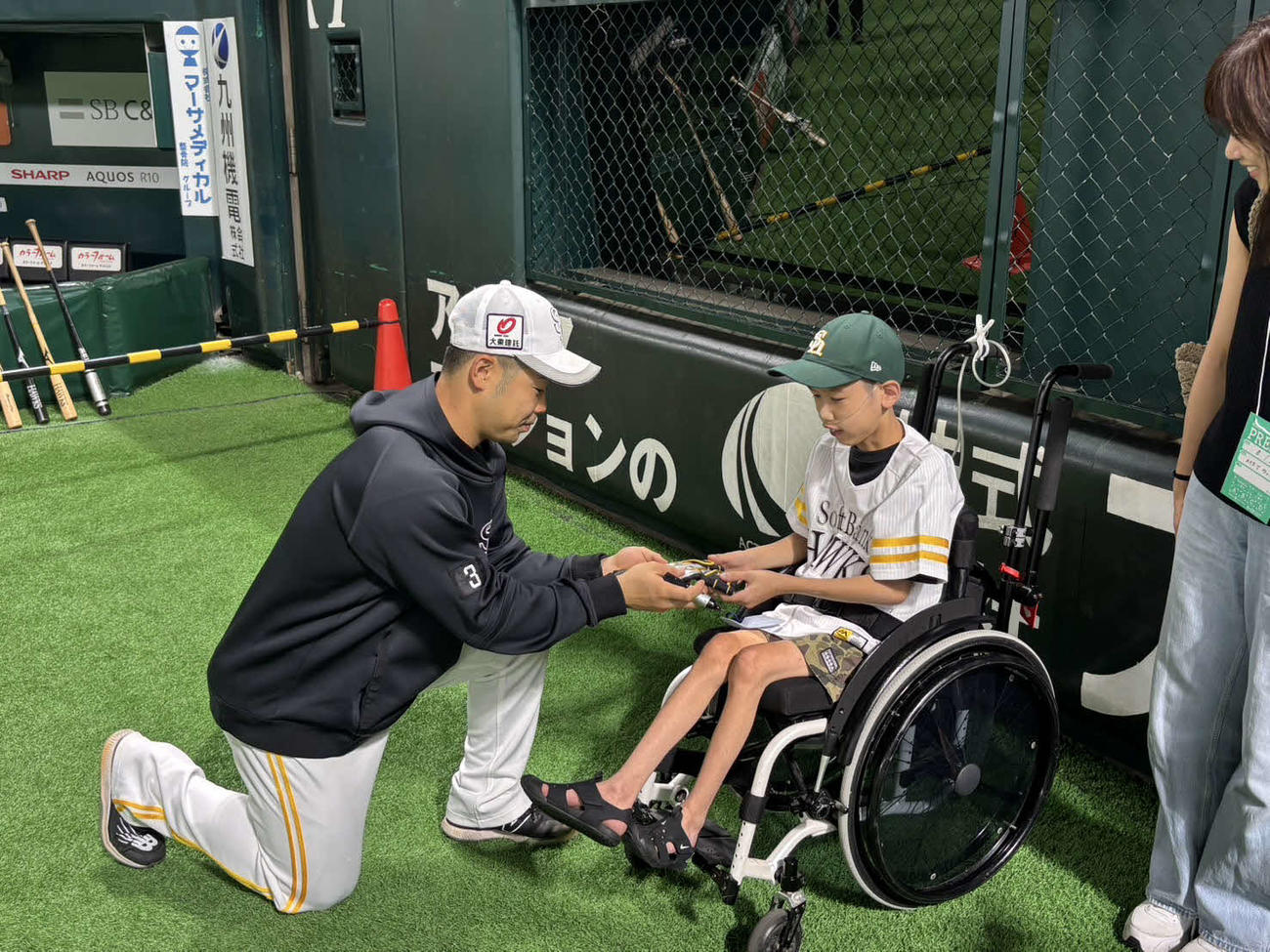 ソフトバンク近藤から打撃手袋をもらう西尾彰人くん