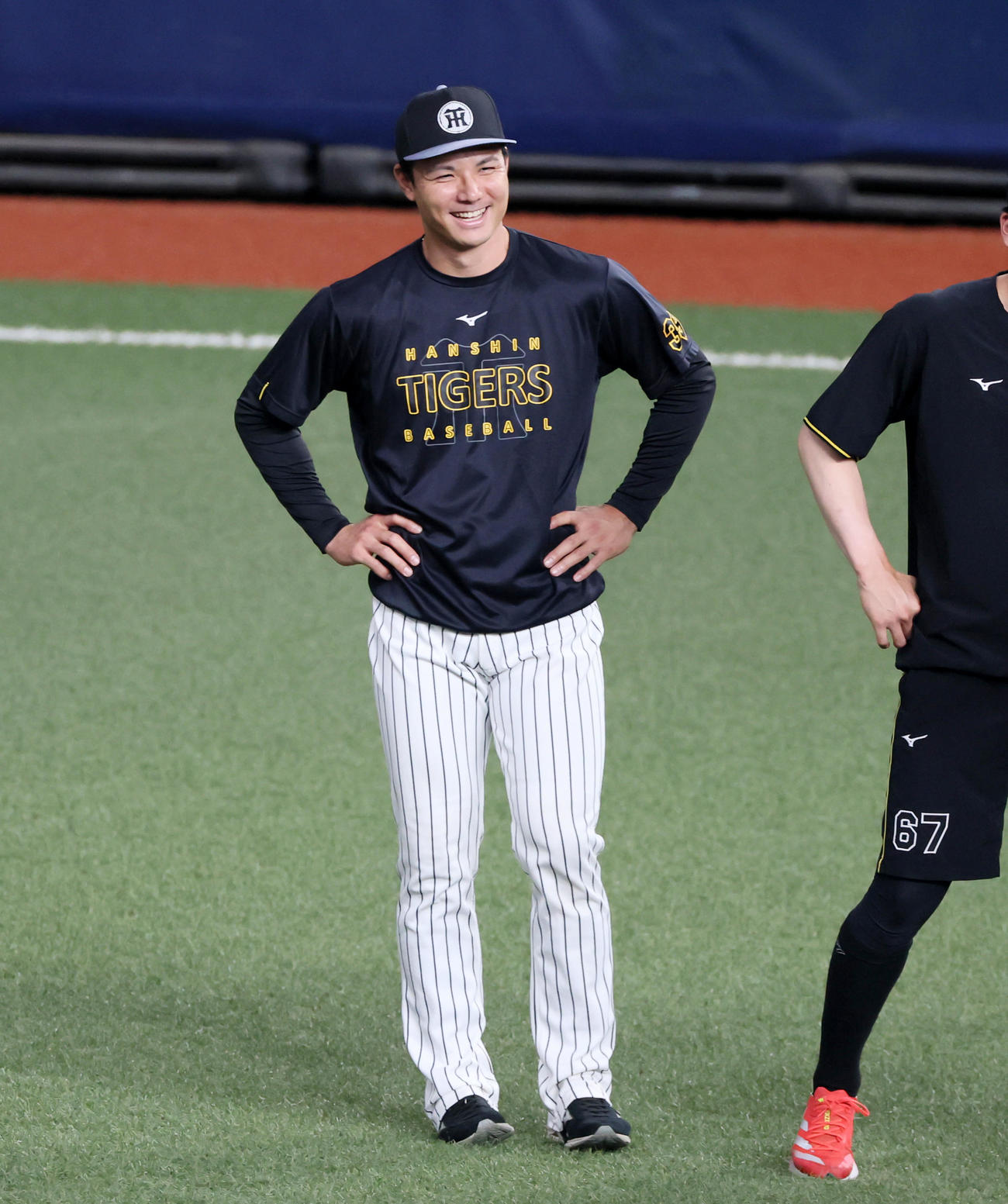 阪神対中日　練習で笑顔を見せる栄枝（撮影・加藤哉）