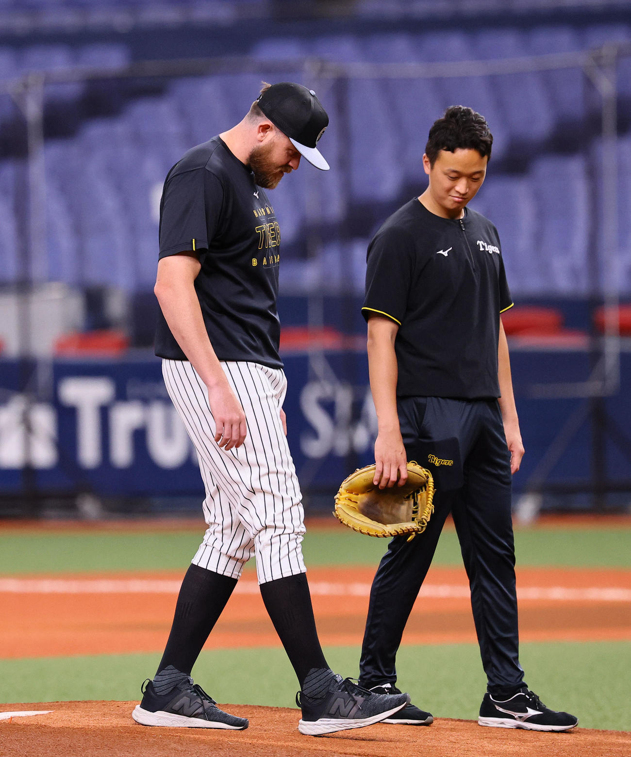 阪神対中日　マウンドを確認する阪神ビーズリー（撮影・藤尾明華）