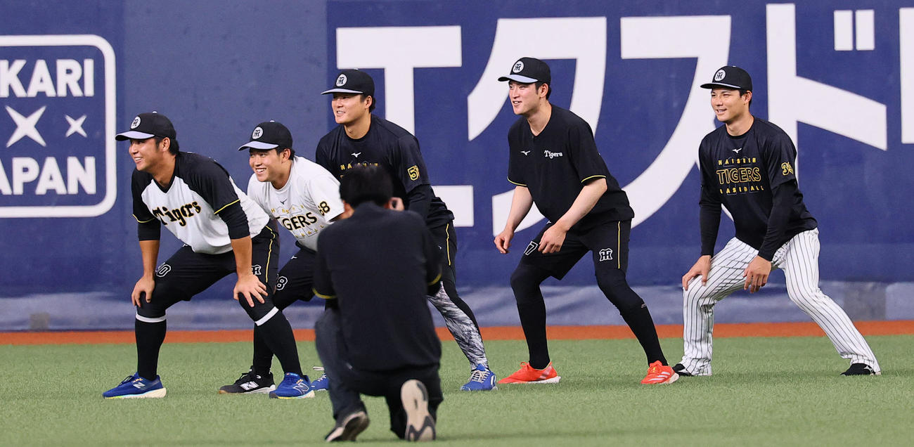 阪神対中日　練習をする左から阪神井坪陽生、中川、前川、高寺、栄枝（撮影・藤尾明華）