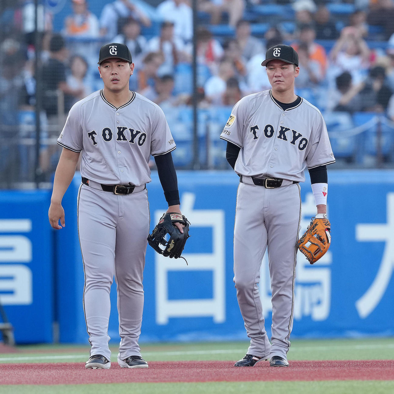 試合前、会話を交わす巨人の岡本（左）と坂本（撮影・足立雅史）