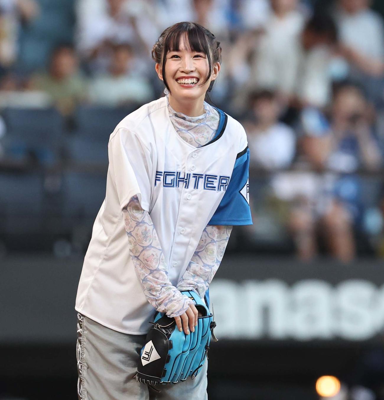 日本ハム対オリックス　ファーストピッチセレモニーに登場の鈴木みのり（撮影・黒川智章）