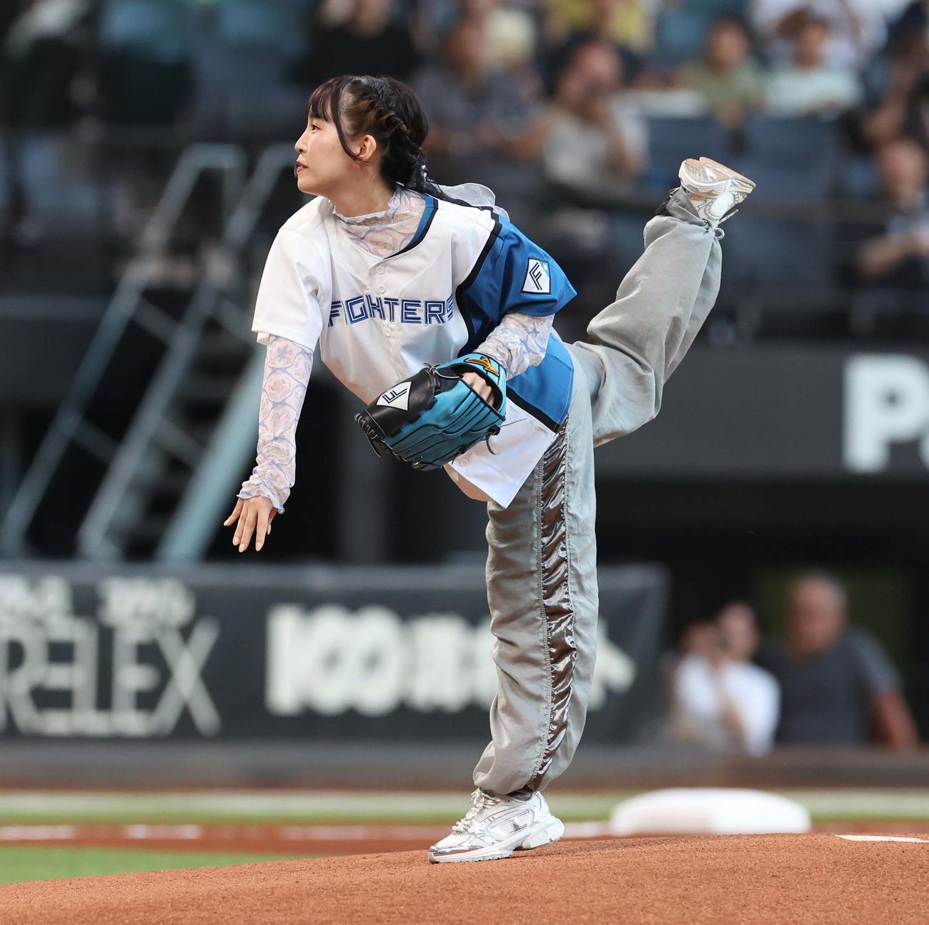 日本ハム対オリックス　ファーストピッチセレモニーに登場の鈴木みのり（撮影・黒川智章）
