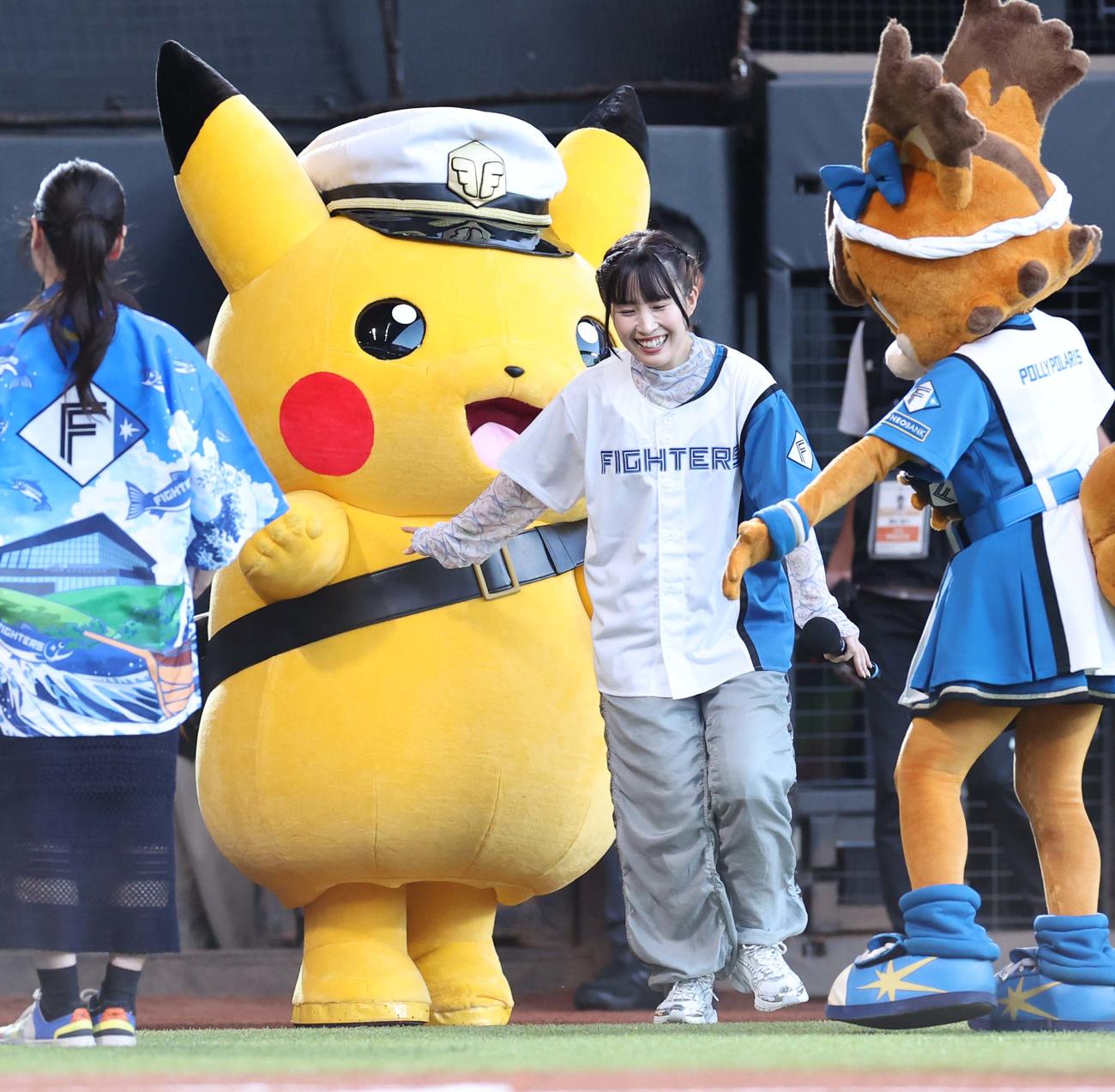日本ハム対オリックス　ファーストピッチセレモニーに登場の鈴木みのり（撮影・黒川智章）