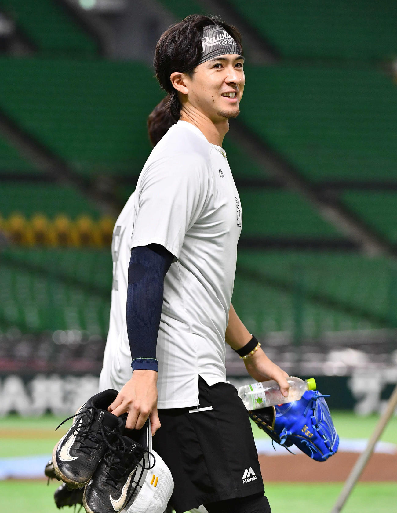 ソフトバンク対西武　試合前、笑顔で練習に向かう上沢（撮影・岩下翔太）