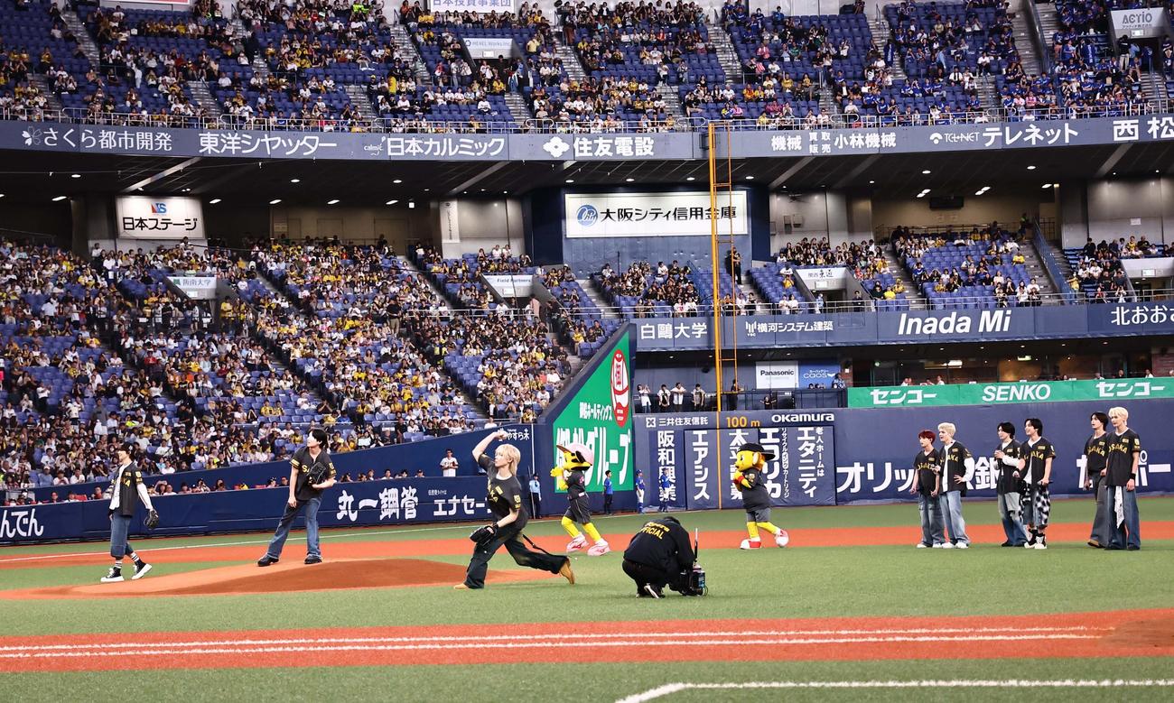 阪神対中日　ファーストピッチセレモニーで投球する＆TEAMのメンバー（撮影・上田博志）
