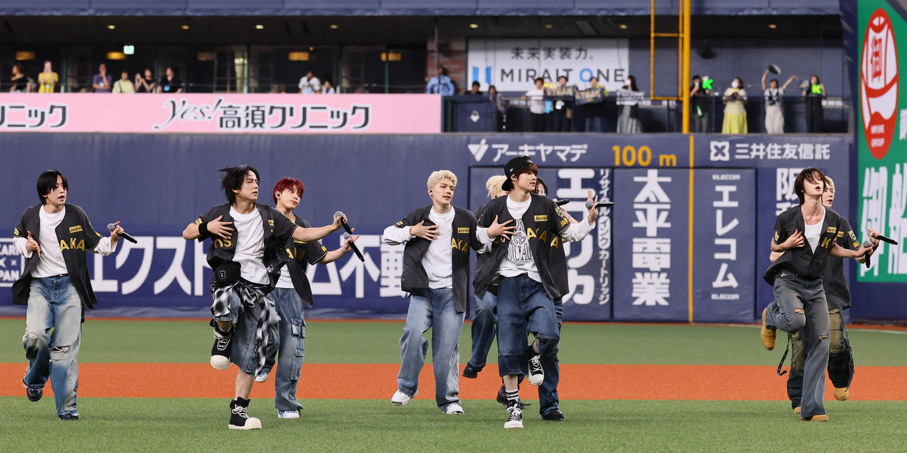 阪神対中日　ライブを行う＆TEAM（撮影・藤尾明華）
