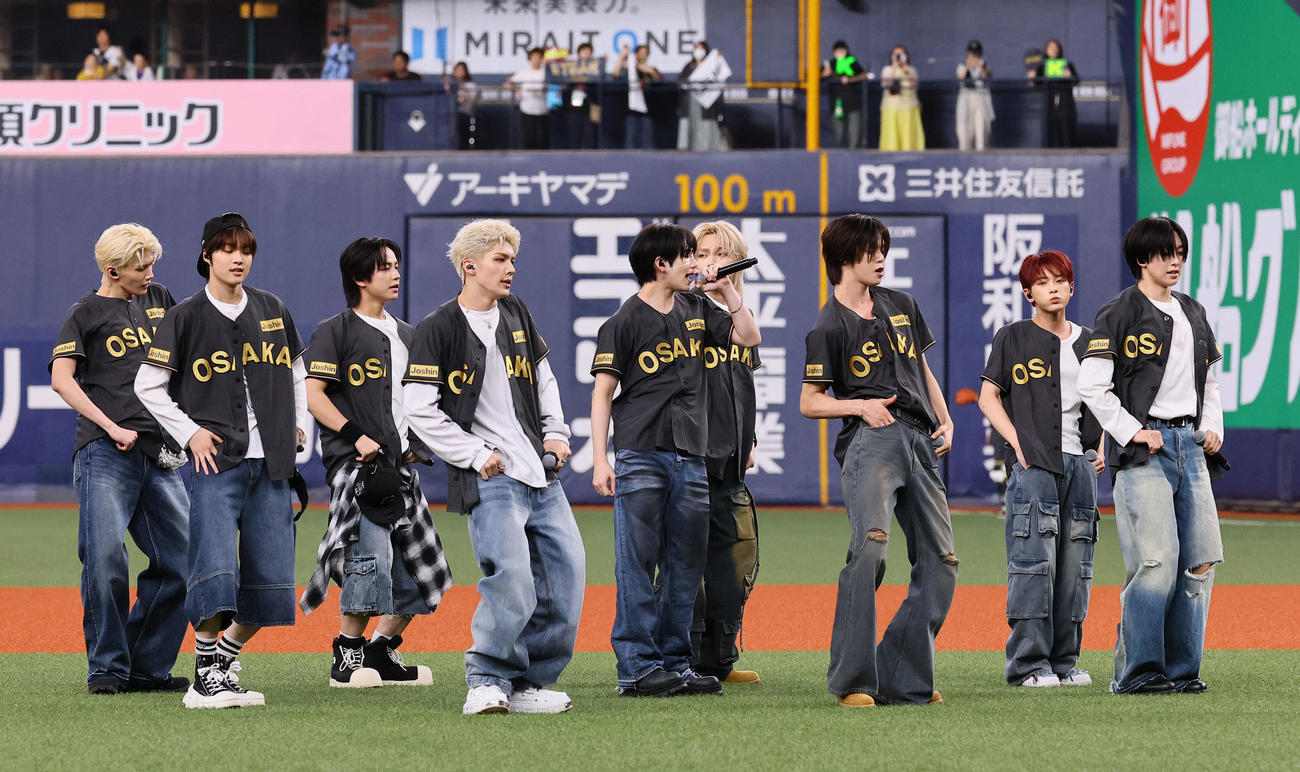 阪神対中日　ライブを行う＆TEAM（撮影・藤尾明華）
