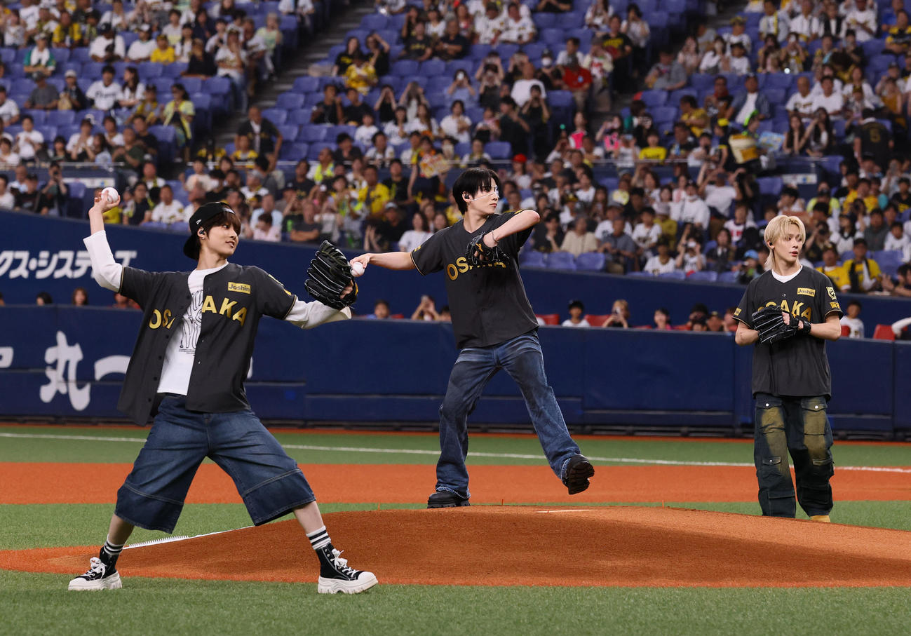 阪神対中日　特別始球式を行う＆TEAMの（手前から）EJ、YUMA、ニコラス（撮影・藤尾明華）